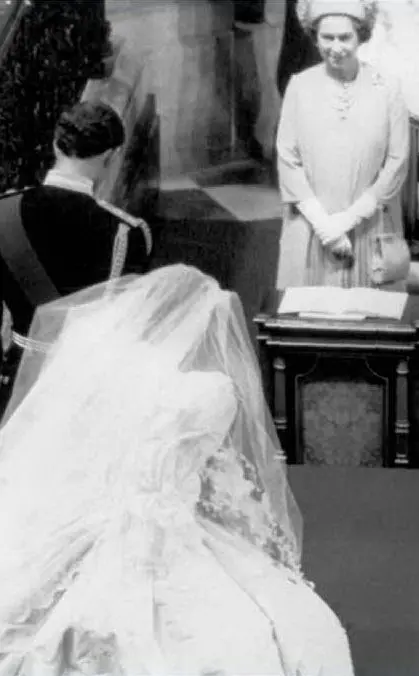 Alle nozze del figlio Carlo con lady Diana