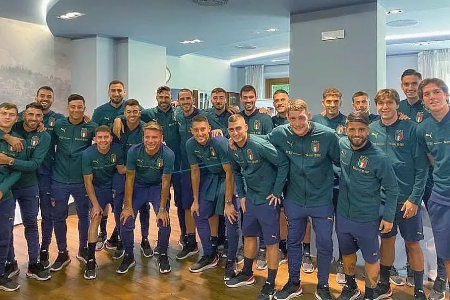 Foto di gruppo per la Nazionale azzurra con la nuova divisa verde (foto twittata dal capitano Leonardo Bonucci)
