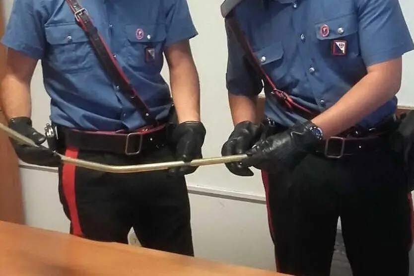 La spranga sequestrata dai carabinieri