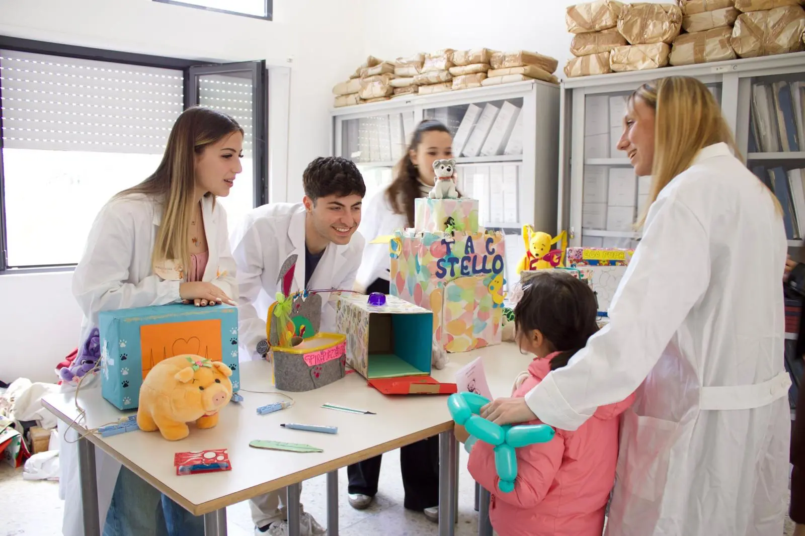 Un momento di una visita nell'Ospedale dei Pupazzi (foto ufficio stampa)