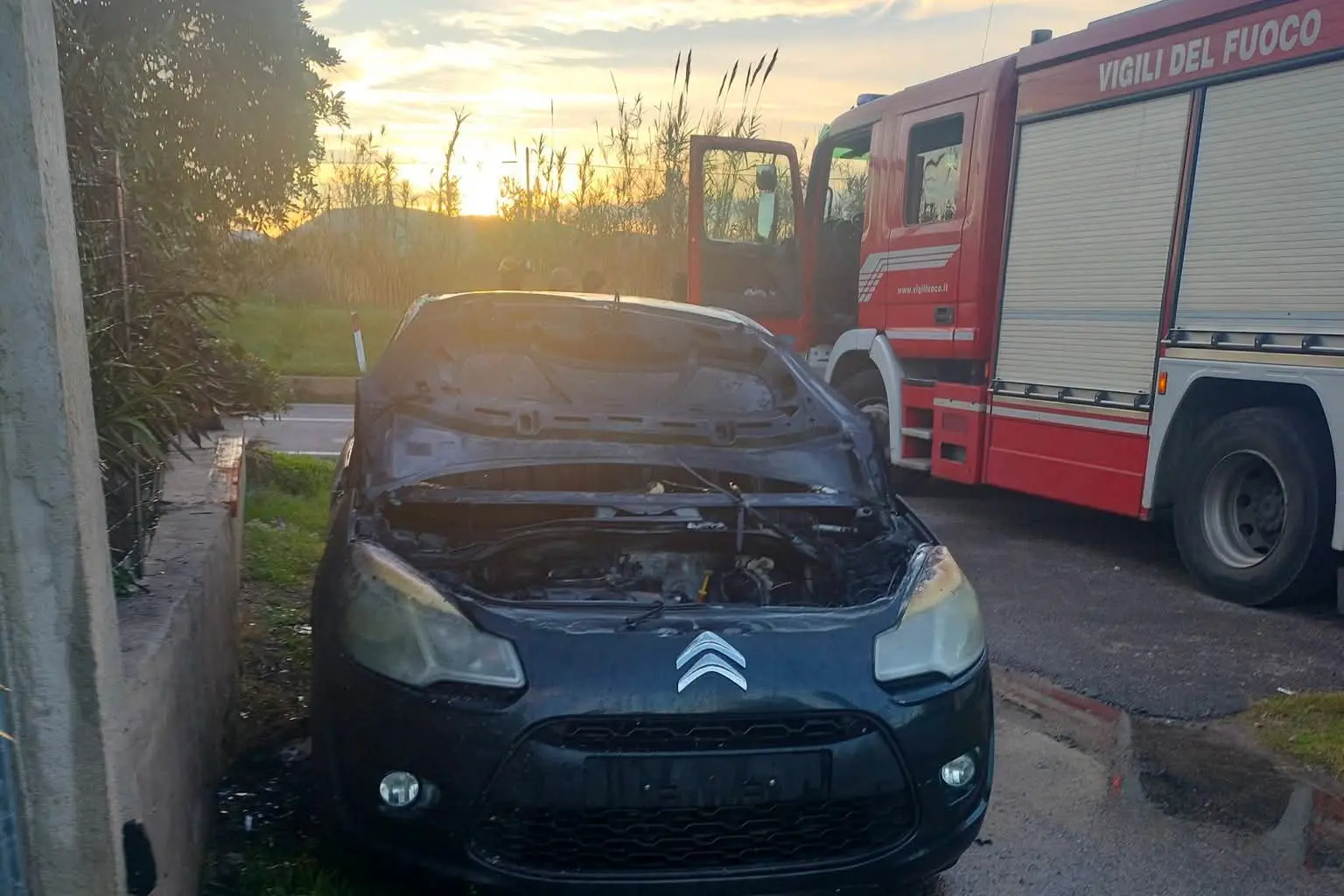 Auto in fiamme a Sorso (foto concessa)
