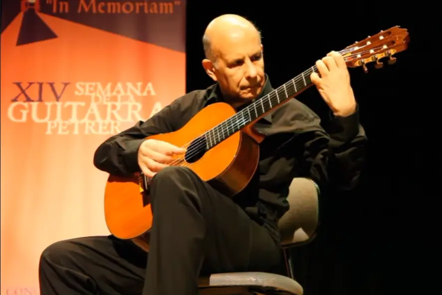 Armando Marrosu durante un'esibizione al Festival Internacional de guitarra Joé Tomàs-Villa de Petrer (foto da youtube)