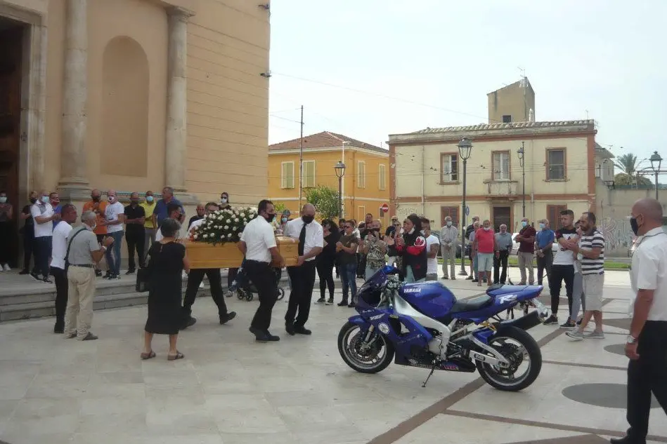 La bara durante il funerale di Simone Cogoni (L'Unione Sarda - Andrea Serreli)