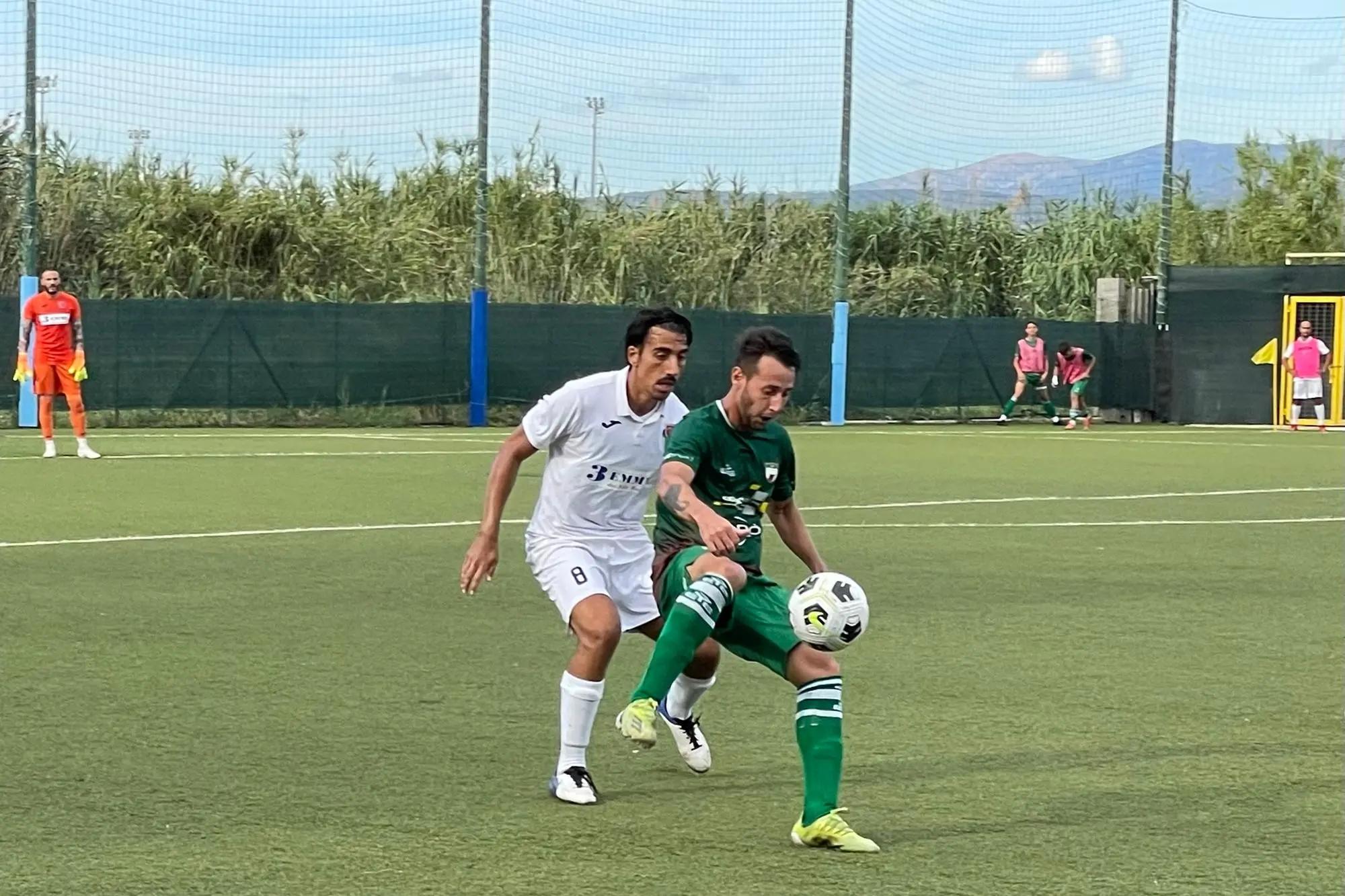 Marcos Mainardi (a destra), attaccante del Lanusei in gol nel playout d'andata col Sant'Elena (foto Spignesi)