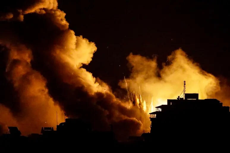 Bombardamenti a Gaza (foto Ansa)