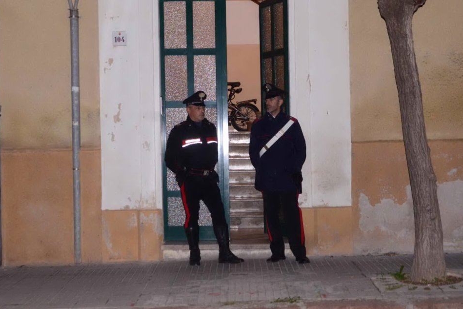 I carabinieri davanti all'abitazione (Foto Gloria Calvi)