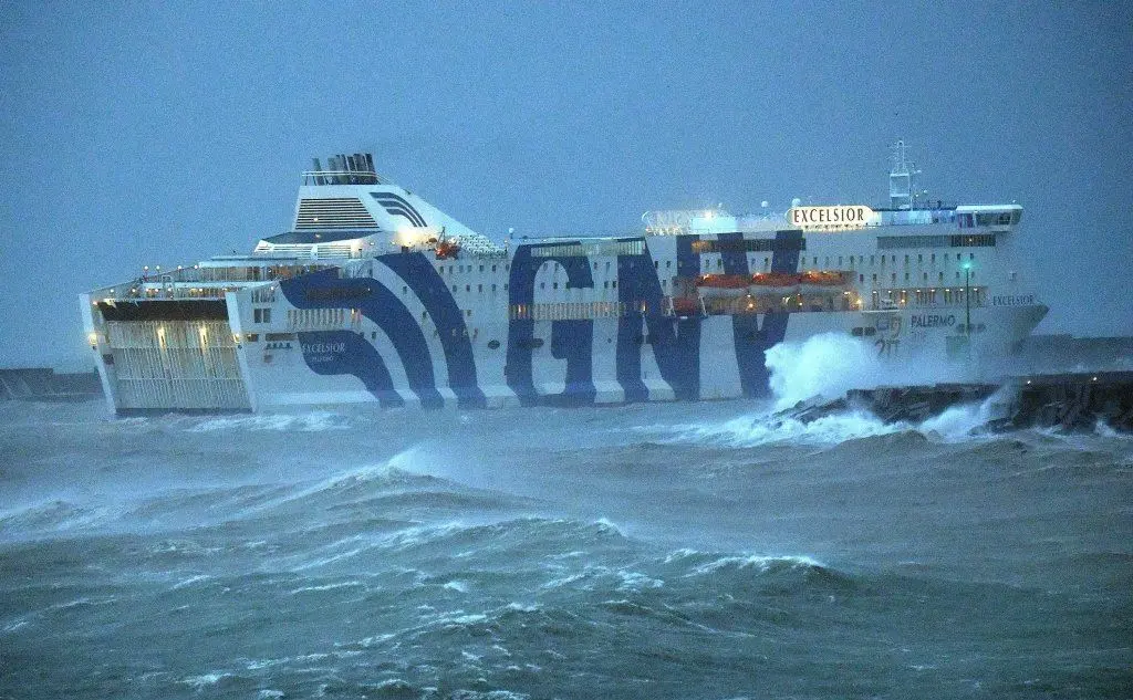 Un traghetto della GNV durante le manovre di entrata nel porto di Genova