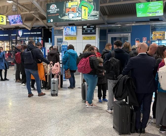 Continuità a singhiozzo: il volo parte tre ore dopo, rabbia sul Cagliari-Roma