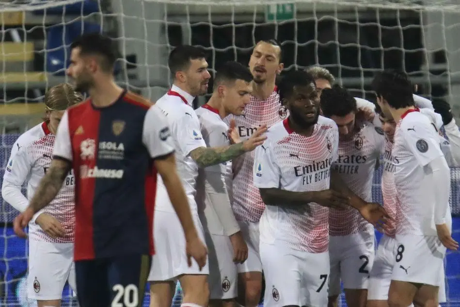 Pereiro sconsolato mentre i rossoneri esultano (Ansa)