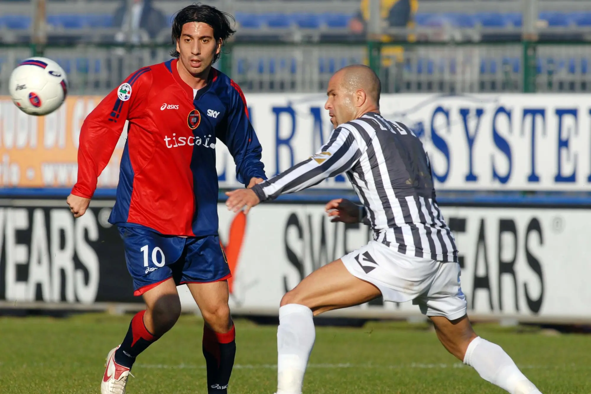 20070114 - CAGLIARI - SPR : CALCIO: CAGLIARI-ASCOLI 1-0. L'attaccante del cagliari Andrea Capone contrastato da Luigi Di Biagio. MARIO ROSAS / ANSA / PAL