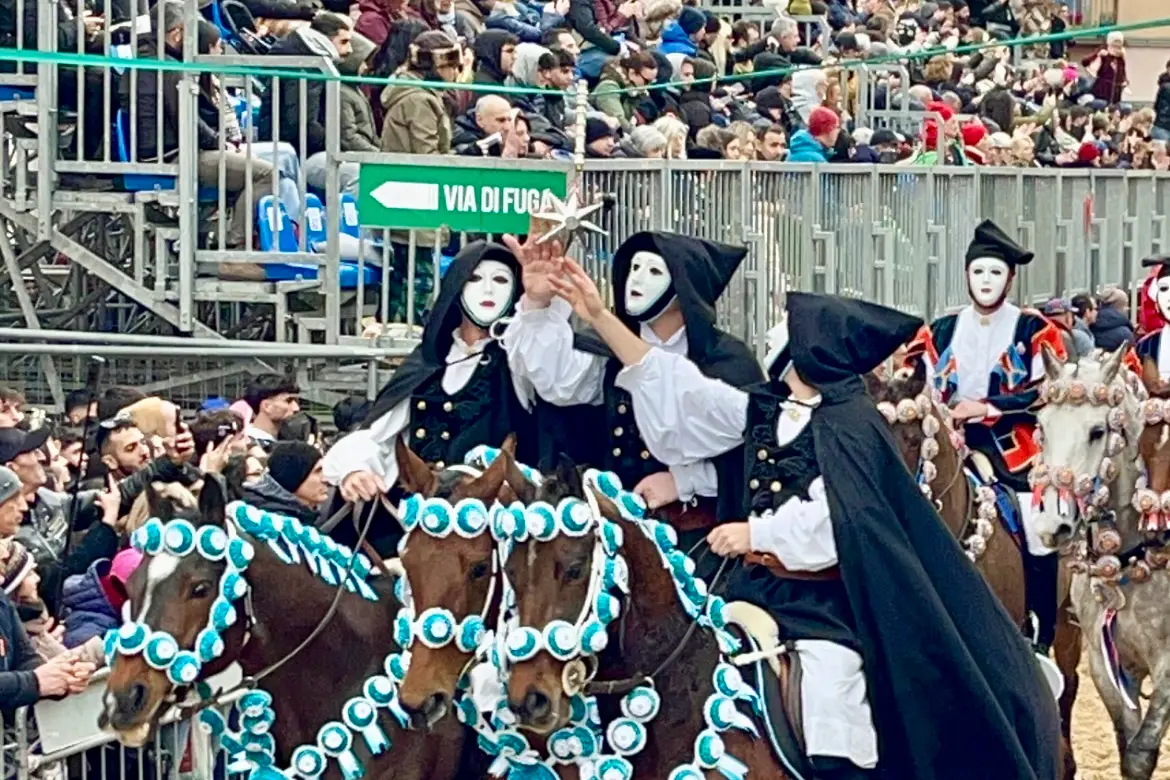 Una pariglia in via Mazzini (foto Guarna)