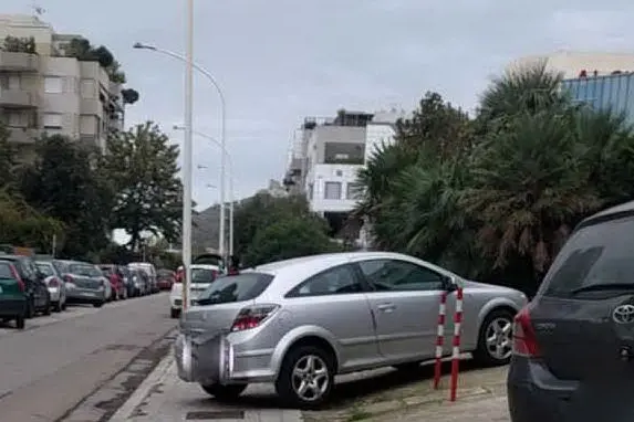 Auto parcheggiate sul marciapiede in via del Pozzetto a Cagliari