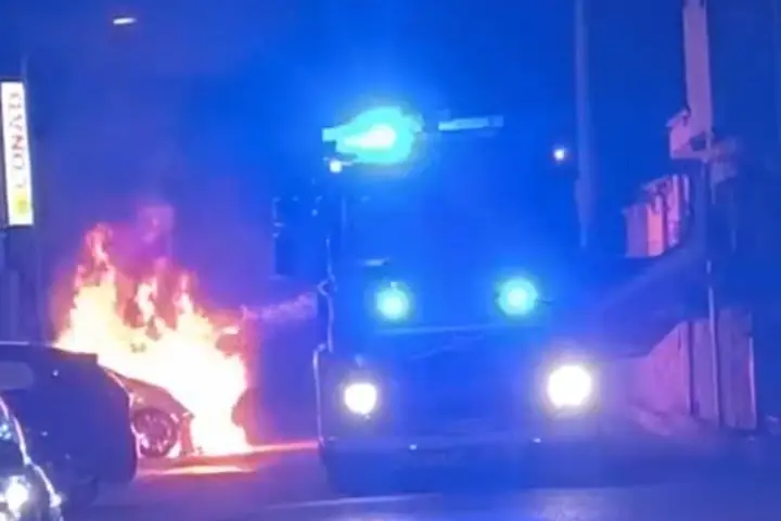 L'intervento dei vigili del fuoco in via Campidano