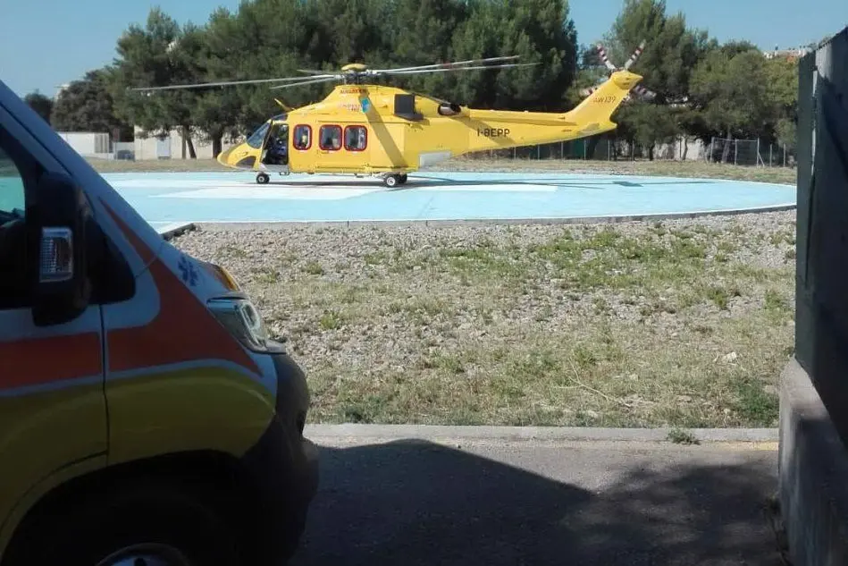 Ambulanza ed elicottero (foto Aou Sassari)