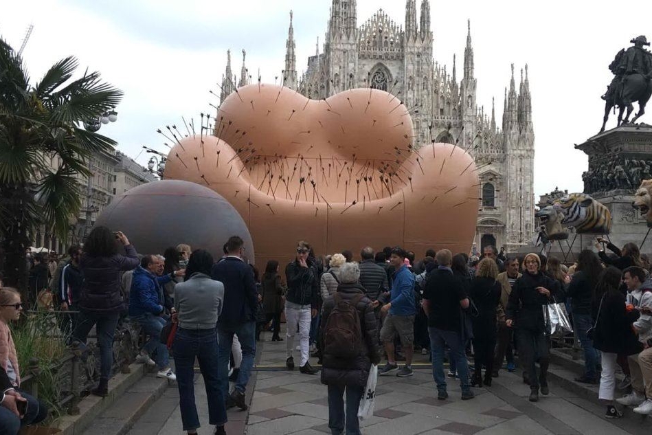 L'opera in piazza Duomo a Milano sul tema della lotta ai femminicidi (foto L'Unione Sarda - Frigoli)