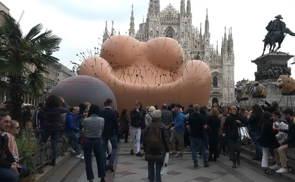 L'opera in piazza Duomo a Milano sul tema della lotta ai femminicidi (foto L'Unione Sarda - Frigoli)