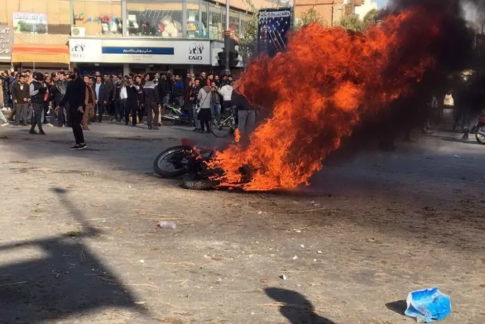 Incendi durante le proteste in Iran (Ansa)