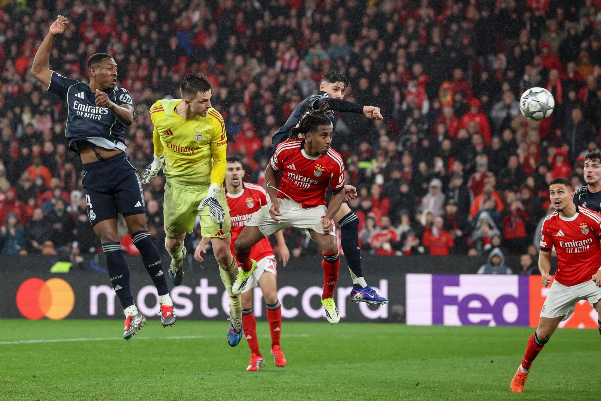 Il gol del portiere del Benfica Trubin che ha qualificato la squadra di Mourinho ai playoff di Champions (Ansa)