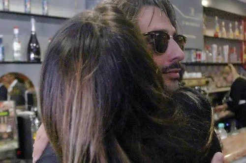 Fabrizio Corona abbraccia Nina Moric in un bar all'uscita dal tribunale di Milano