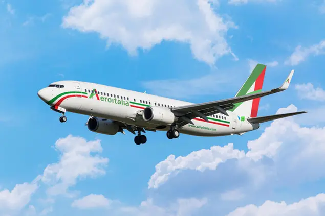 Aereo Aeroitalia in volo (foto Ansa)
