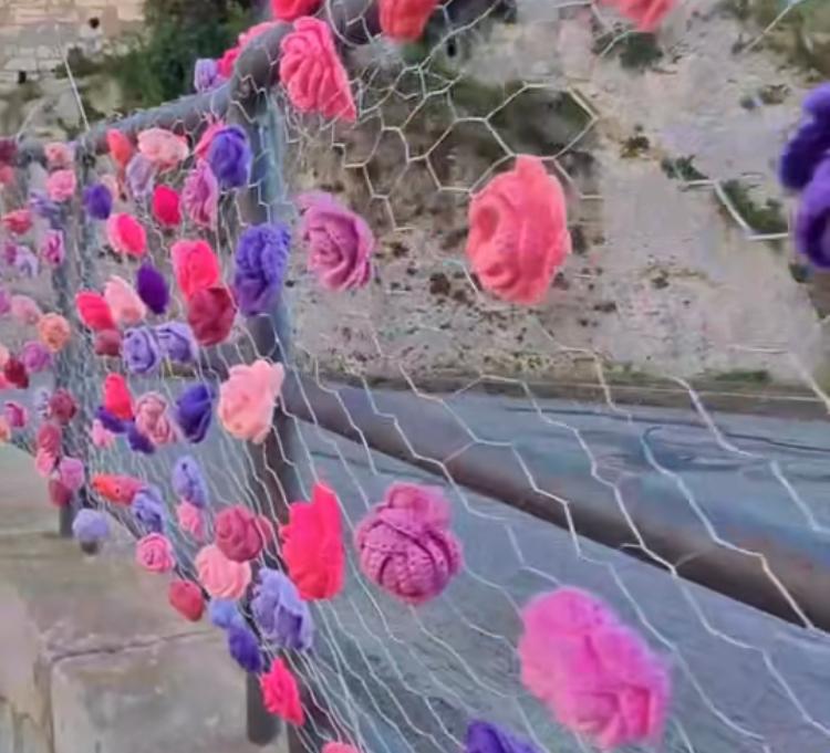 Rose in lana a Ossi, l’iniziativa delle donne del paese