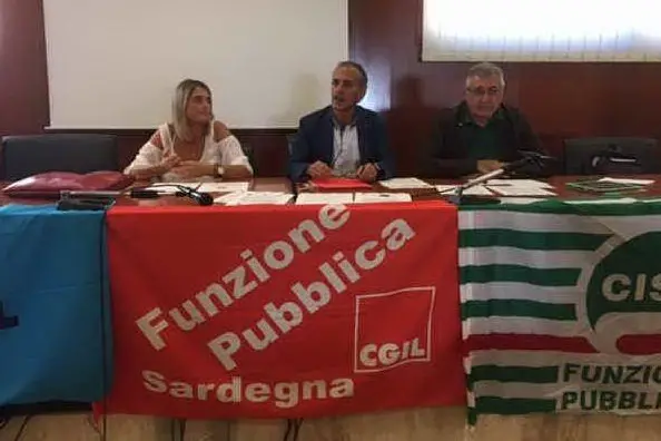 Da sinistra Flavia Murru (Uil), Nino Cois (Cgil) e Davide Paderi (Cisl)
