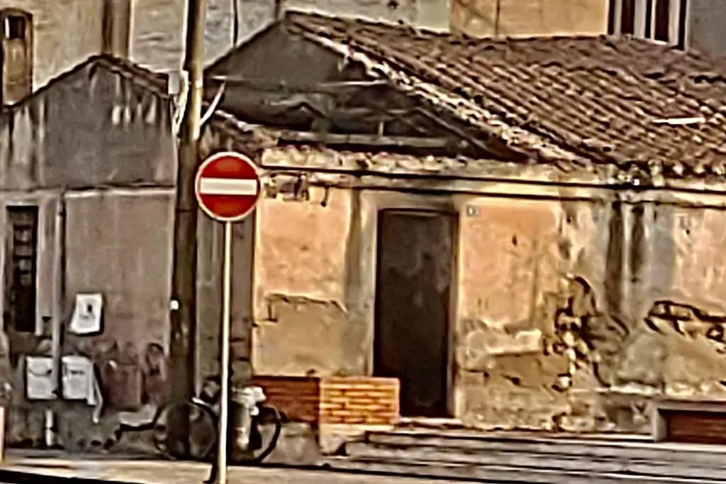 La casa distrutta dalle fiamme