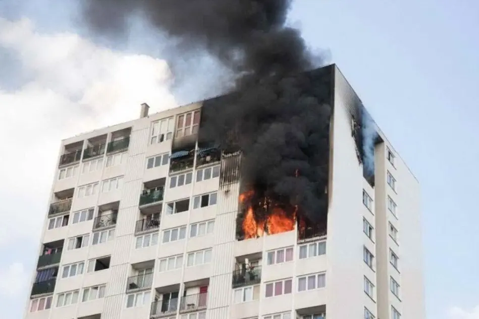 L'appartamento in fiamme (foto Twitter)