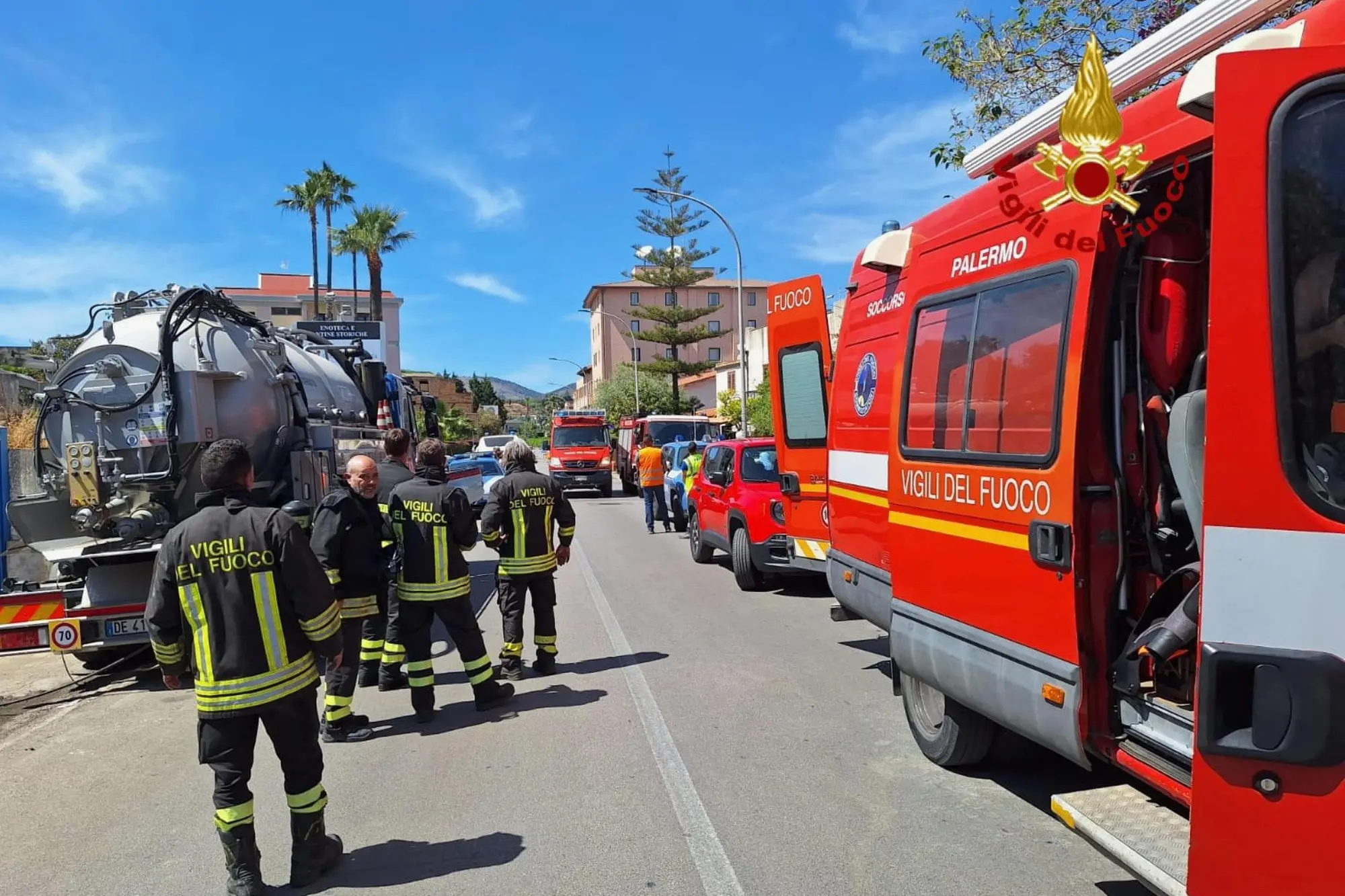 I Vigili del Fuoco a Casteldaccia (foto via Ansa)