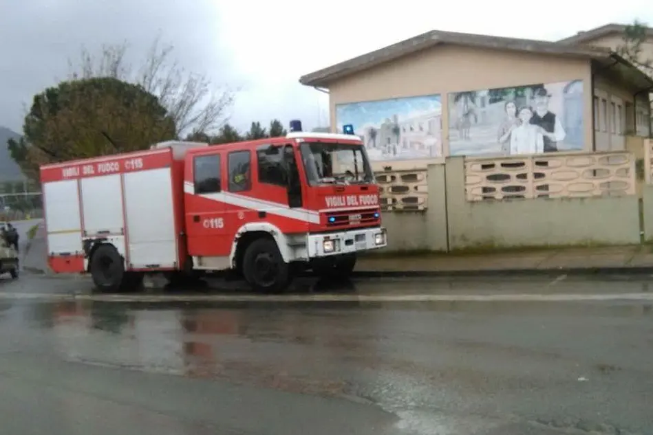 I vigili del fuoco intervengono presso la scuola di Villamassargia