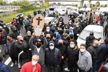Protestano gli ambulanti: A1 bloccata, corteo anche a Milano