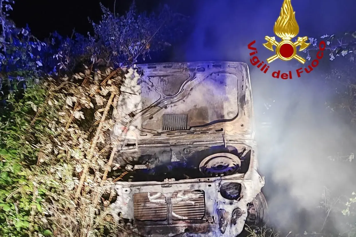 L'auto bruciata (foto Vigili del fuoco)