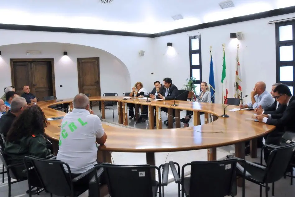 L'inconro tra il governatore e la delegazione sindacale (foto Regione Sardegna)