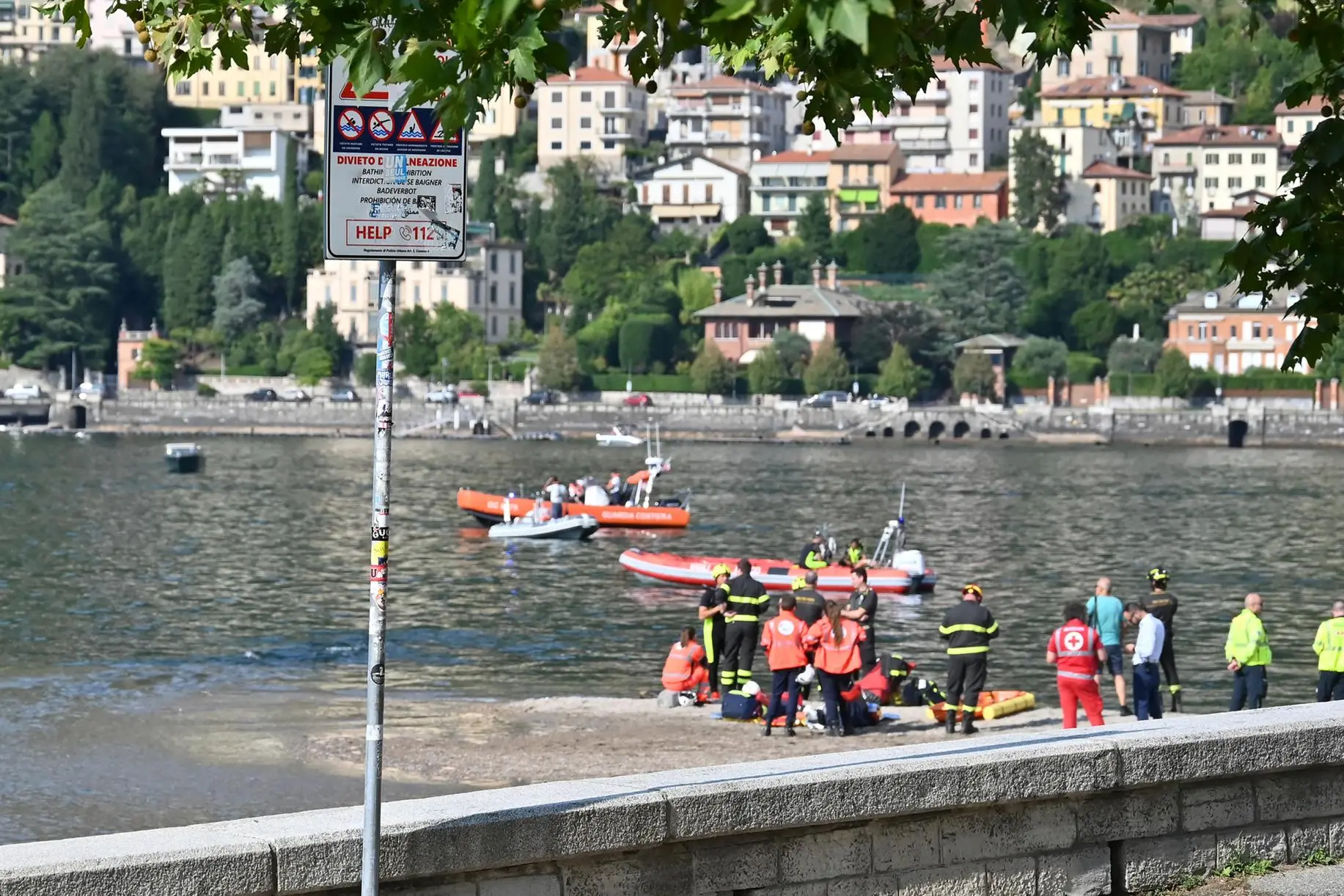 Sono ancora in corso le ricerche della bambina di 9 anni di nazionalità marocchina scomparsa questo pomeriggio nelle acque del lago di Como di fronte ai giardini pubblici del capoluogo lariano. A condurre le operazioni di soccorso sono i sommozzatori dei vigili del fuoco, arrivati in elicottero da Malpensa. I genitori della bimba sono stati invece accompagnati in questura. La bambina è scomparsa sott'acqua mentre giocava con alcuni coetanei a pochi metri dalla riva, in un punto in cui il terreno scende a precipizio e che in passato aveva già causato altri annegamenti. ANSA/FABRIZIO CUSA