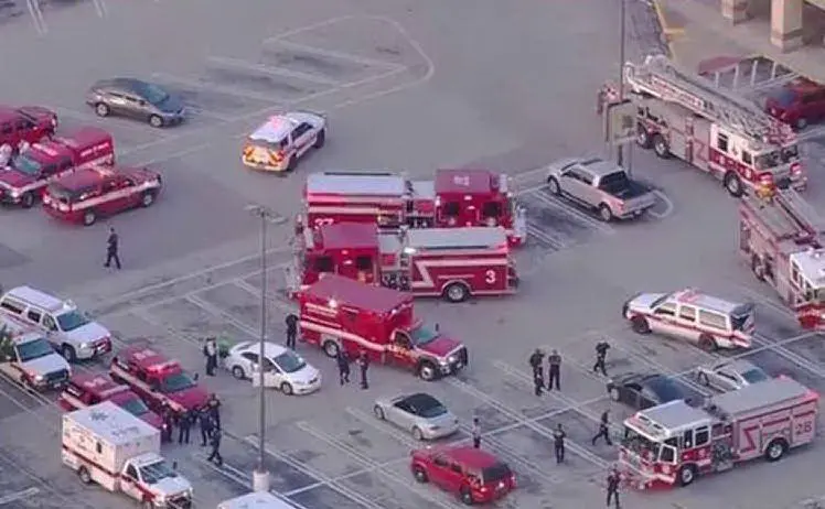 Polizia e ambulanze al centro commerciale di Houston (foto Twitter)