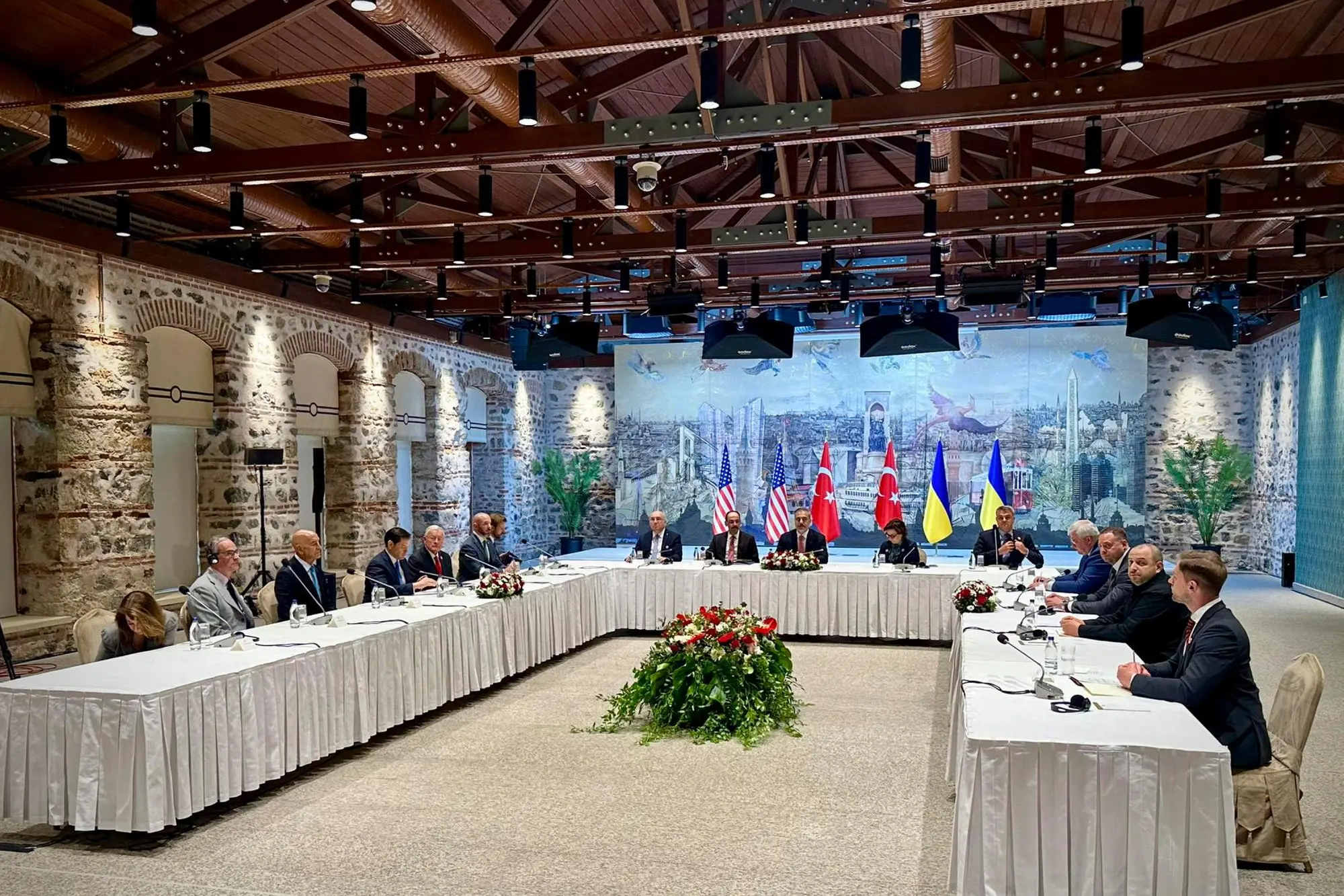 epa12105897 A handout photo made available by the Ukrainian Foreign Minister's Press service shows the meeting of Ukrainian (L) and Russian (R) delegations at the Presidential Office in Istanbul, Turkey, 16 May 2025. Delegations from Russia and Ukraine, including the Ukrainian head of state, have arrived in Turkey for planned peace talks. U.S. Secretary of State Rubio was in Istanbul to participate in the negotiations. EPA/PRESIDENTIAL PRESS SERVICE HANDOUT HANDOUT HANDOUT EDITORIAL USE ONLY/NO SALES
