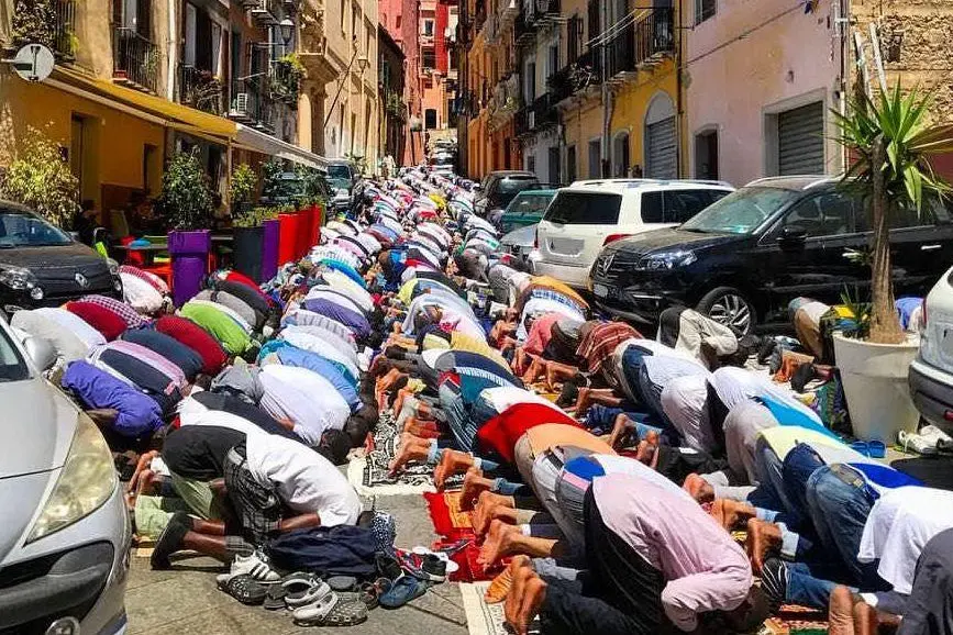 Preghiera al quartiere Marina. La foto è del lettore Federico Deiana.