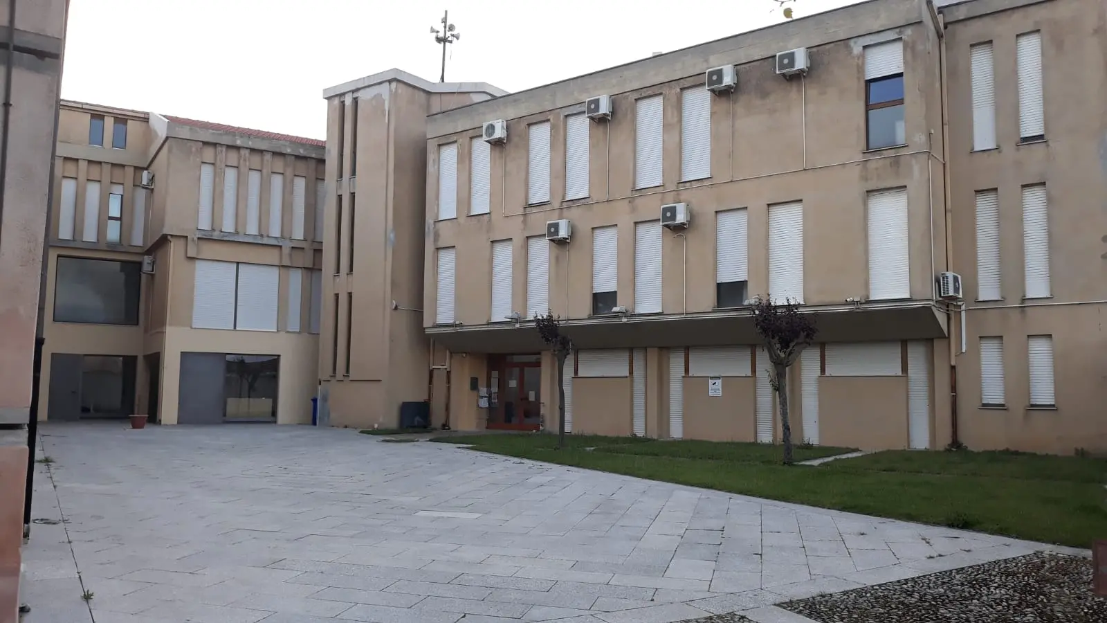 https://immagini.unionesarda.it/version/c:MzJmYmI2ODUtNDRjNC00:YzE3NDM3ODgtYzk0Yi00/image.webp?f=16:9