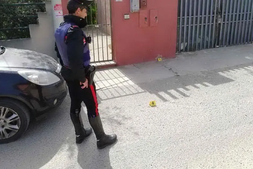 I carabinieri sul luogo dell'agguato a Flumini (archivio L'Unione Sarda)