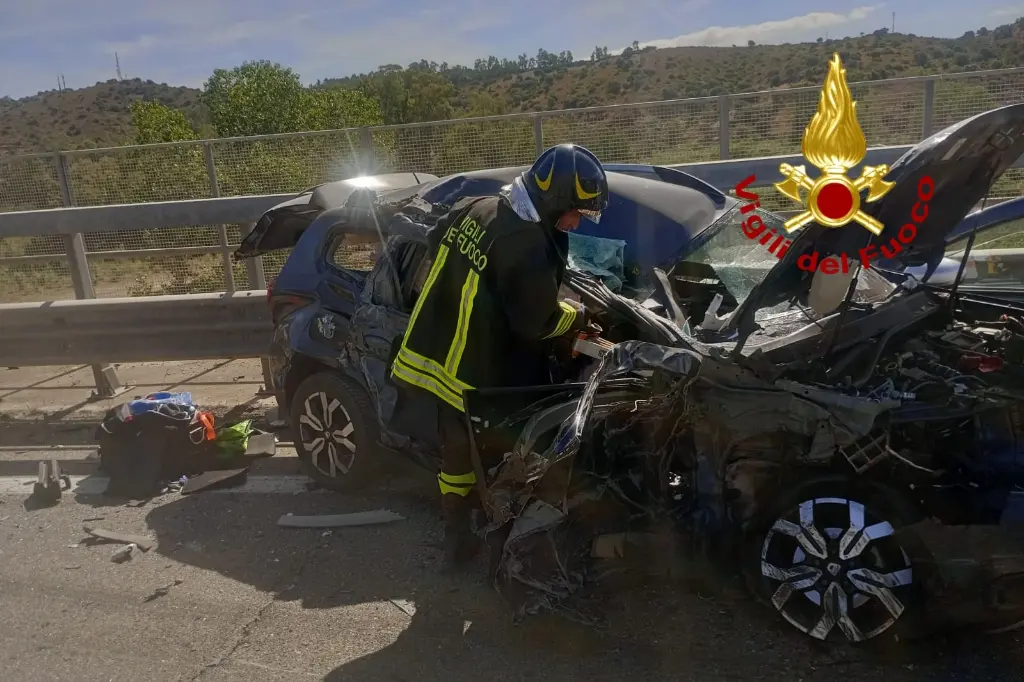 L'incidente sulla 125 (foto vigili del fuoco)