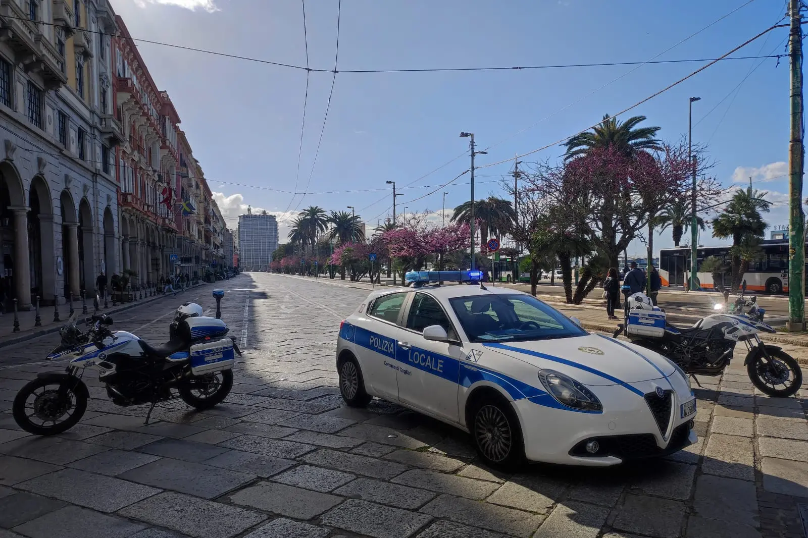 Mezzi della polizia locale chiudono via Roma (Luca Neri)