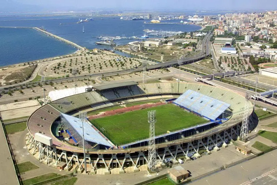 Lo stadio Sant'Elia di Cagliari con le gradinate mobili nel 2003 (foto Melis)