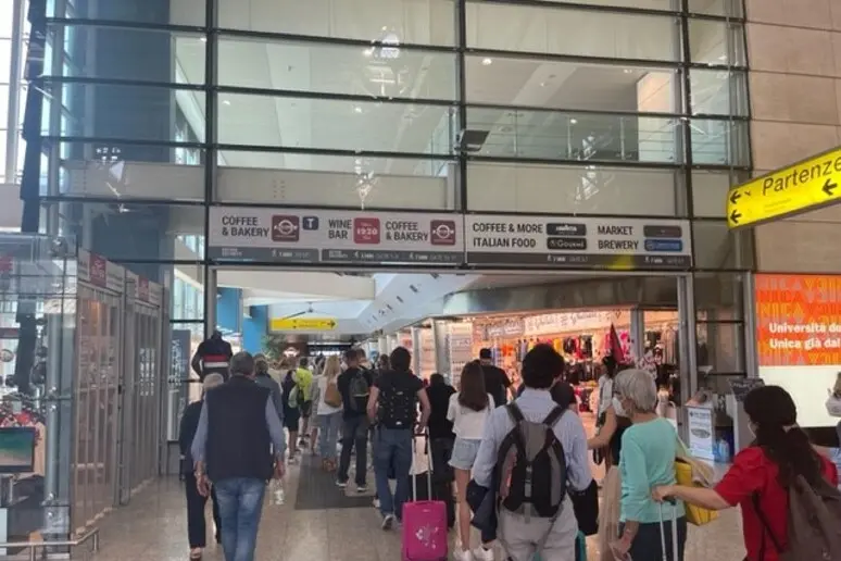 L'aeroporto di Cagliari (Ansa)