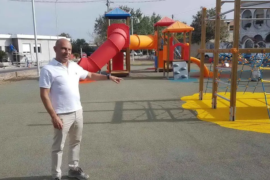 Il sindaco di Furtei, Nicola Cau, al nuovo parco giochi