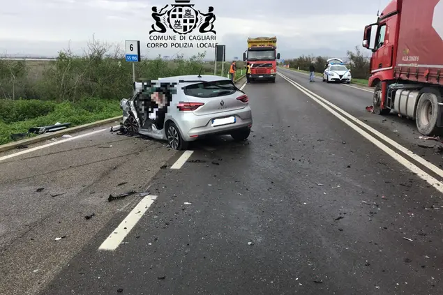 L'incidente sulla 195 (foto Polizia locale)