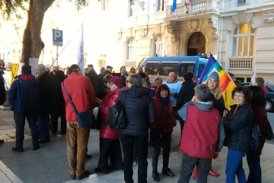 I manifestanti stamattina davanti alla sede del Tar in piazza del Carmine (L'Unione Sarda - Farris)