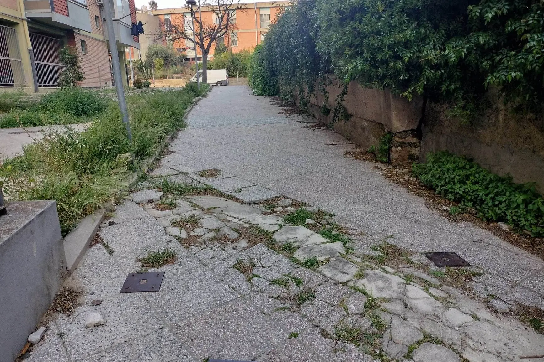 Uno dei punti maggiormente critici tra le piazze senza nome nel quartiere di Is Mirrionis a Cagliari (Foto: Lasio)