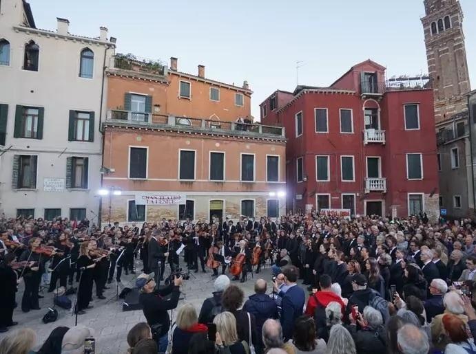 La Fenice sciopera Contro Venezi l’orchestra in piazza