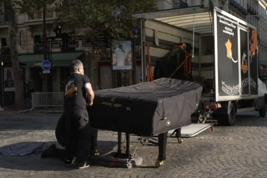 Il pianista francese Julien Cohen spopola coi flash mob musicali