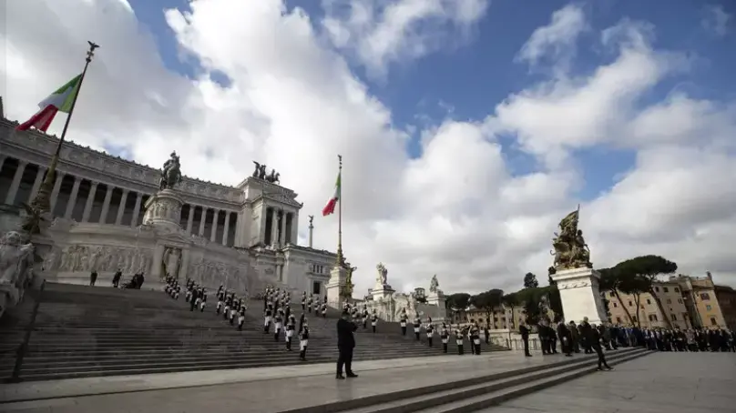 25 aprile: Mattarella all'Altare della Patria rende omaggio ai caduti
